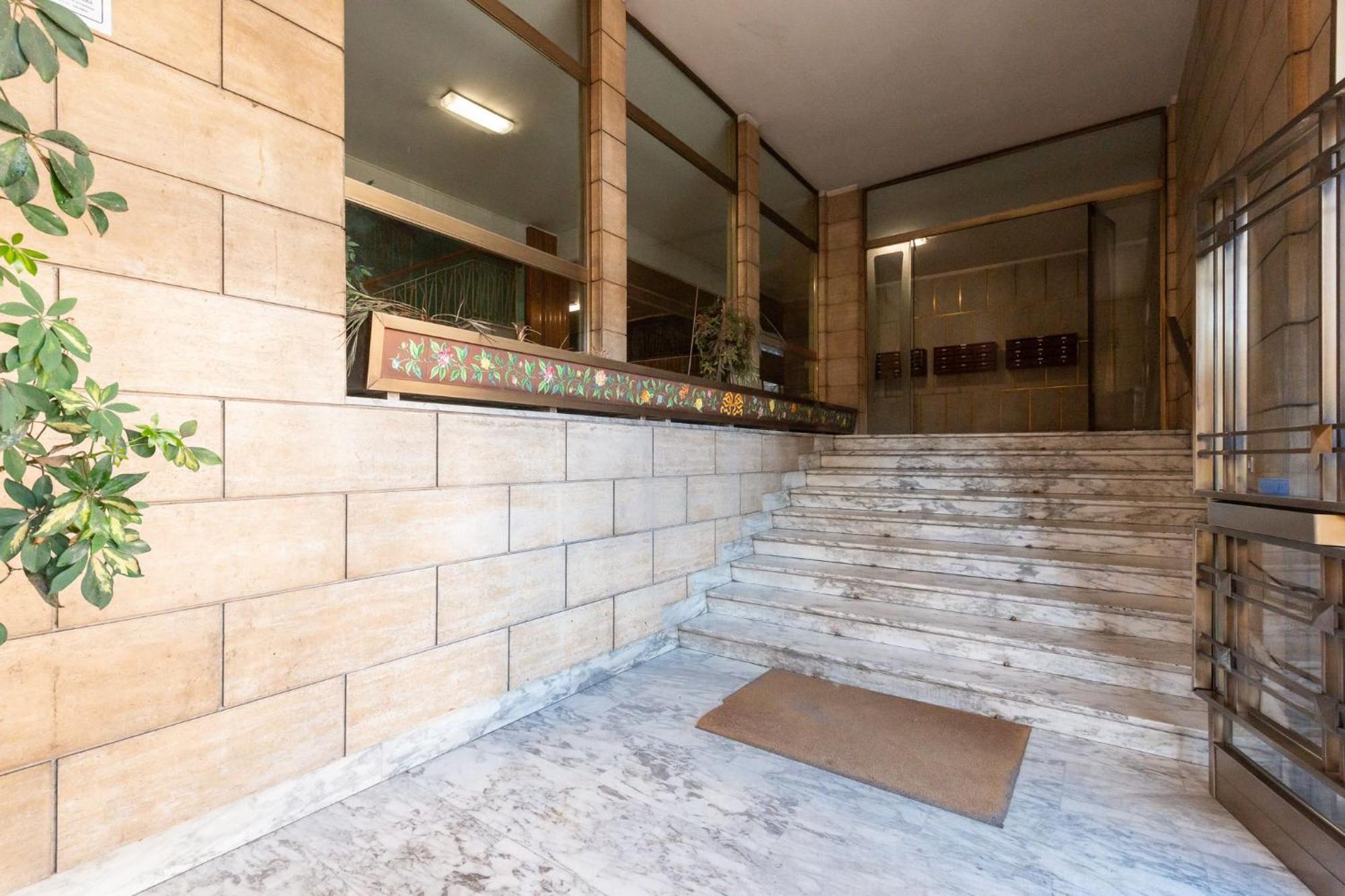 Apartment House Of Vatican Con Netflix E Ac